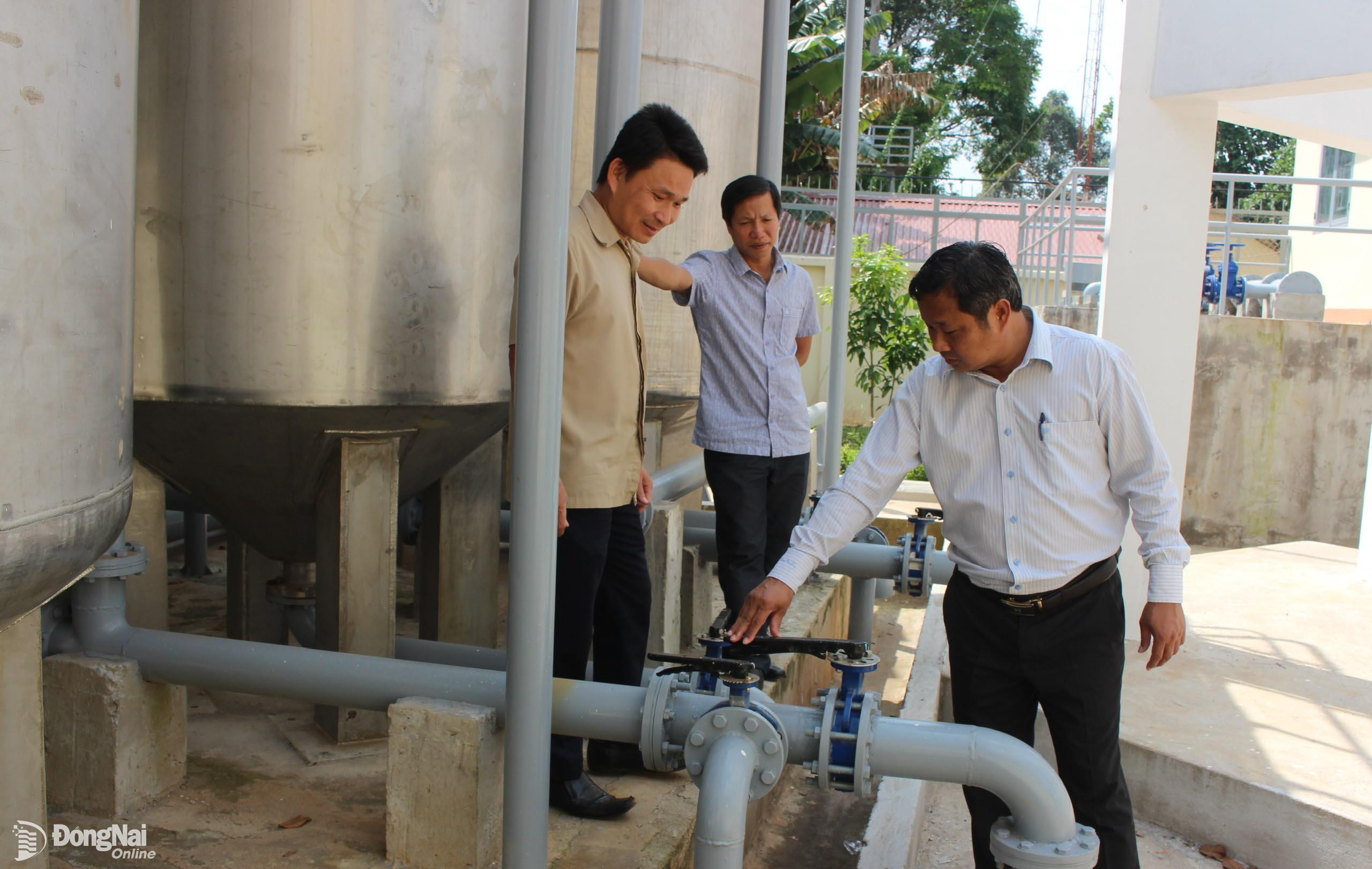 Lãnh đạo UBND huyện Cẩm Mỹ kiểm tra hệ thống cấp nước sạch nông thôn trên địa bàn huyện. Ảnh:Tư liệu