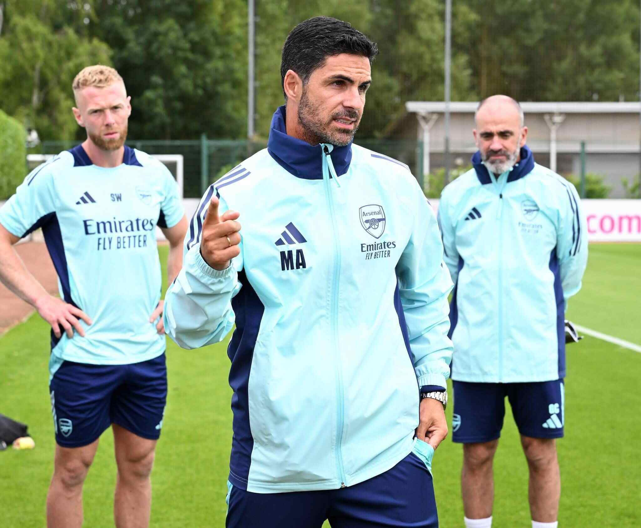 Mikel Arteta tỏ ra lo lắng với nhân sự của Arsenal. Ảnh: ARS