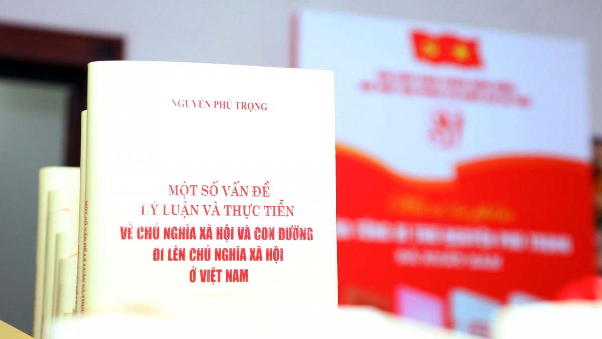 Cuốn sách Một số vấn đề lý luận và thực tiễn về chủ nghĩa xã hội và con đường đi lên chủ nghĩa xã hội ở Việt Nam của Tổng Bí thư Nguyễn Phú Trọng. Ảnh: Ban Tuyên giáo Trung ương