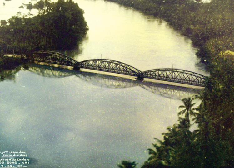 Không ảnh sông Đồng Nai với cầu Rạch Cát vào mùa mưa năm 1937.