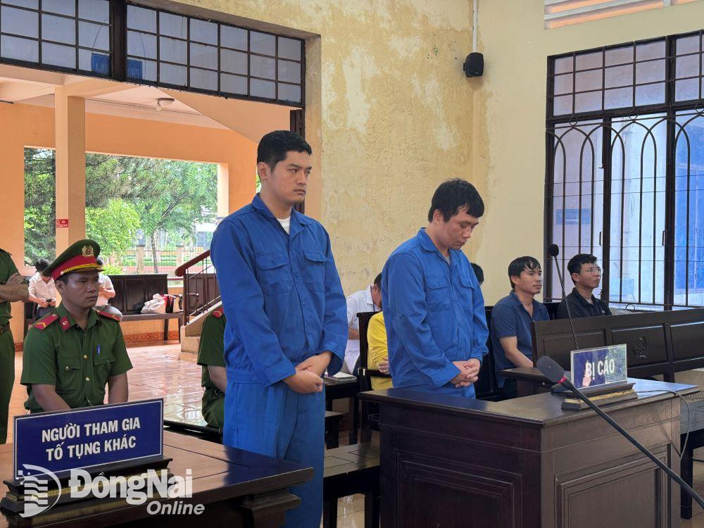 Bị cáo Lê Dương (bên trái) và bị cáo Hoàng Văn Tính tại phiên tòa xét xử sáng 22-7