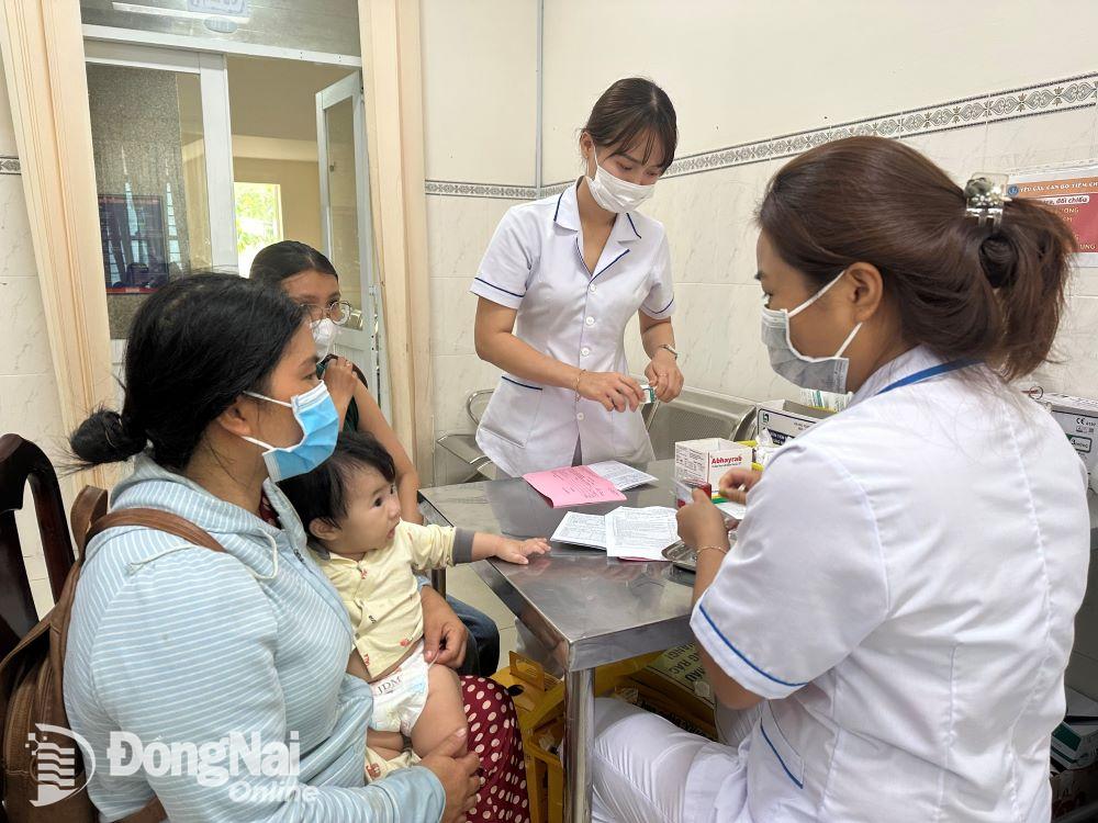 Tiêm vaccine phòng bệnh cho trẻ tại Trung tâm Kiểm soát bệnh tật tỉnh. Ảnh: Hạnh Dung