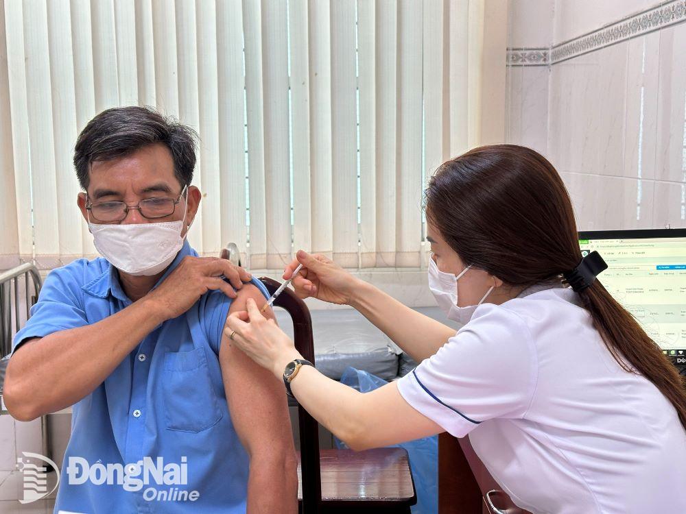 Người dân tiêm vaccine phòng bệnh bạch hầu tại Trung tâm Kiểm soát bệnh tật tỉnh. Ảnh: Hạnh Dung