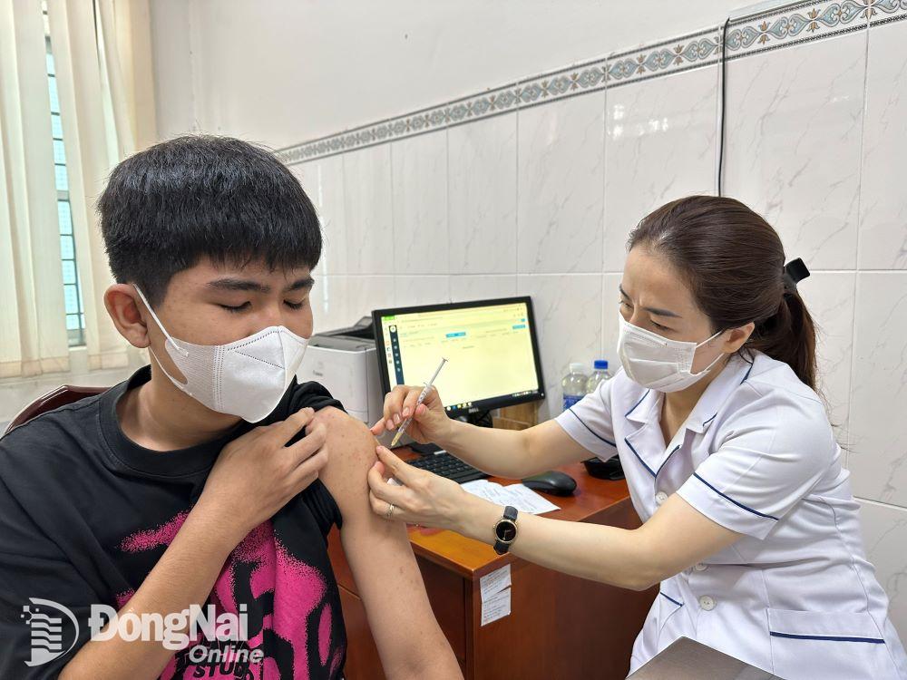 Người dân đi tiêm vaccine phòng dại tại Trung tâm Kiểm soát bệnh tật tỉnh. Ảnh: Hạnh Dung