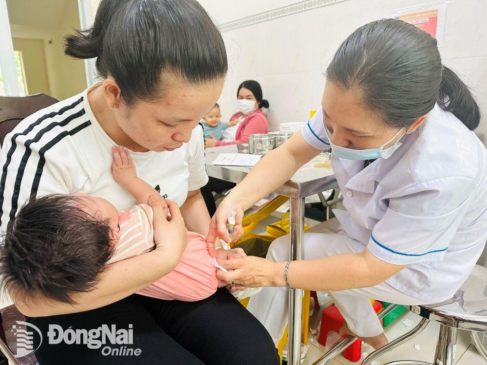 Tiêm vaccine phòng bệnh bạch hầu – ho gà – uốn ván cho trẻ nhỏ tại Trung tâm Kiểm soát bệnh tật tỉnh. Ảnh: Hạnh Dung