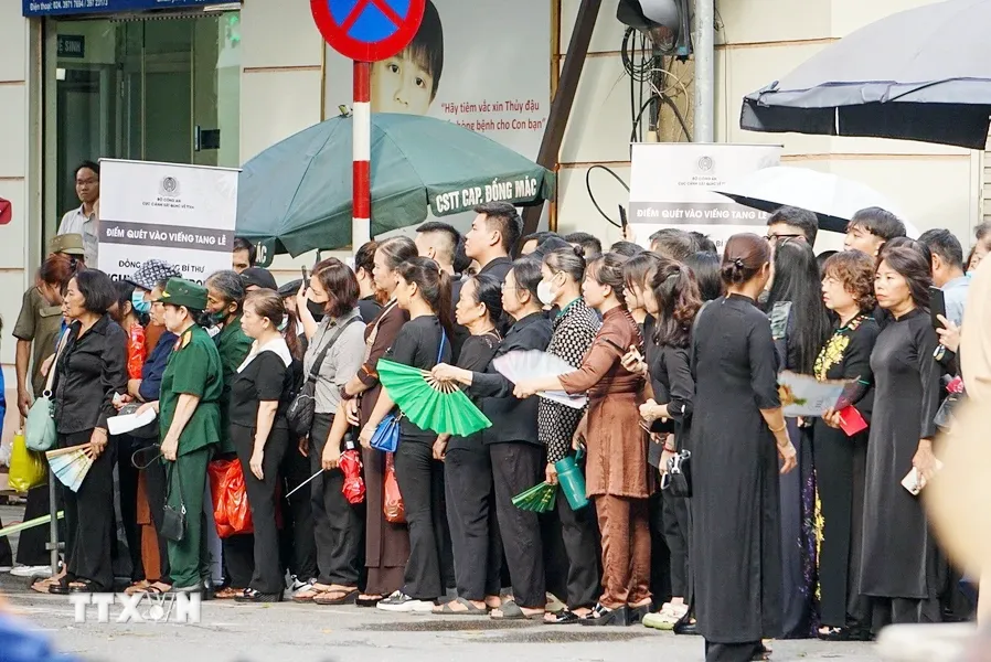 Rất đông người dân xếp hàng từ sớm để vào viếng Tổng Bí thư Nguyễn Phú Trọng. Ảnh: TTXVN