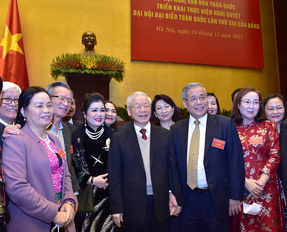 Tổng Bí thư Nguyễn Phú Trọng với văn nghệ sĩ, trí thức tại Hội nghị Văn hóa toàn quốc năm 2021. 