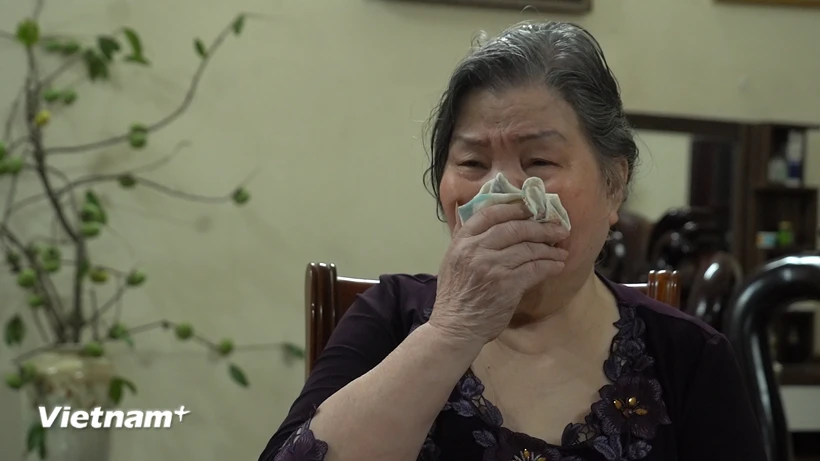 Cô Đặng Thị Phúc khóc nghẹn thương tiếc người học trò Nguyễn Phú Trọng. Ảnh: Việt Anh/Vietnam+