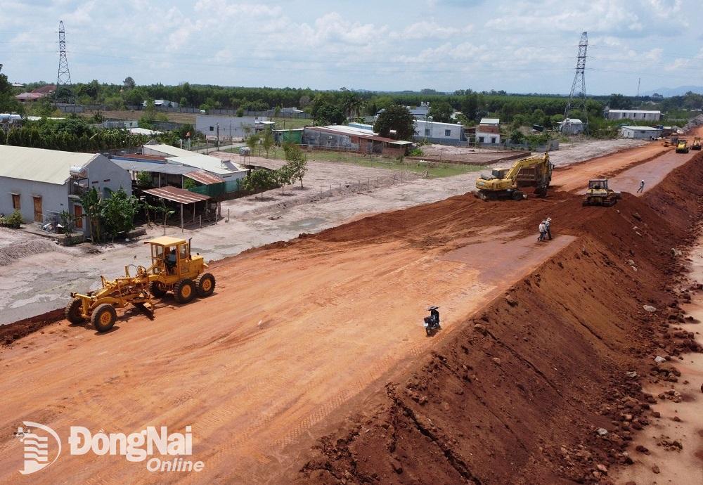Hiện nay, Dự án đường cao tốc Biên Hòa - Vũng Tàu đoạn qua địa bàn tỉnh đang thiếu hụt nguồn đất đắp phục vụ thi công. Ảnh: tư liệu