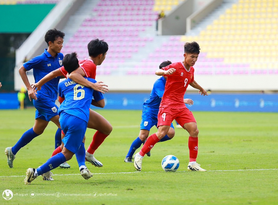 U.16 Việt Nam (áo đỏ) không duy trì được lợi thế, bị  thủng lưới 2 bàn và thua ngược 1-2 trước U.16 Thái Lan. Ảnh: VFF