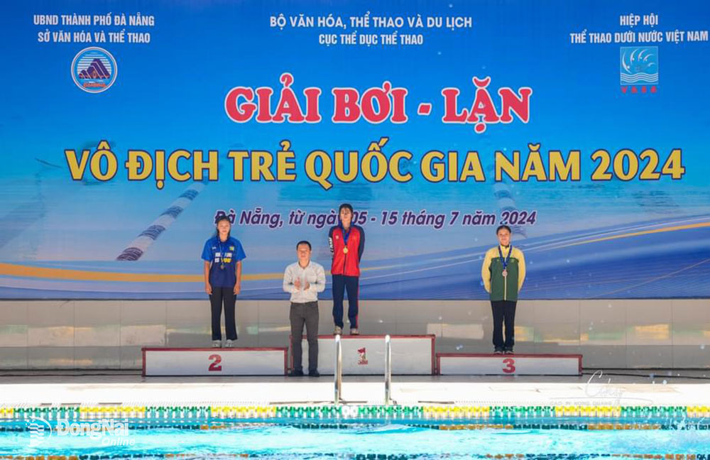 Kình ngư Lê Quỳnh Như (Đồng Nai) trên bục nhận huy chương vàng lứa tuổi vô địch trẻ. Ảnh: ĐVCC