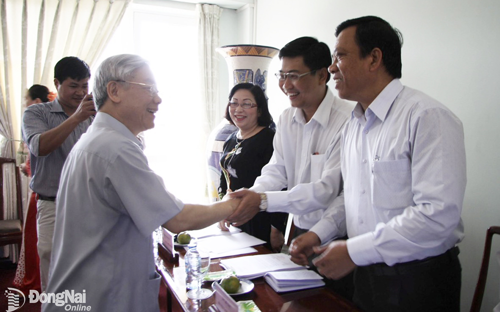 Tổng Bí thư Nguyễn Phú Trọng bắt tay đồng chí Viên Hồng Tiến, Chánh Văn phòng Tỉnh ủy.