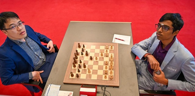 Lê Quang Liêm (trái) ở ván thắng kỳ thủ hạng 8 thế giới Rameshbabu Praggnanandhaa. Ảnh: BIEL CHESS