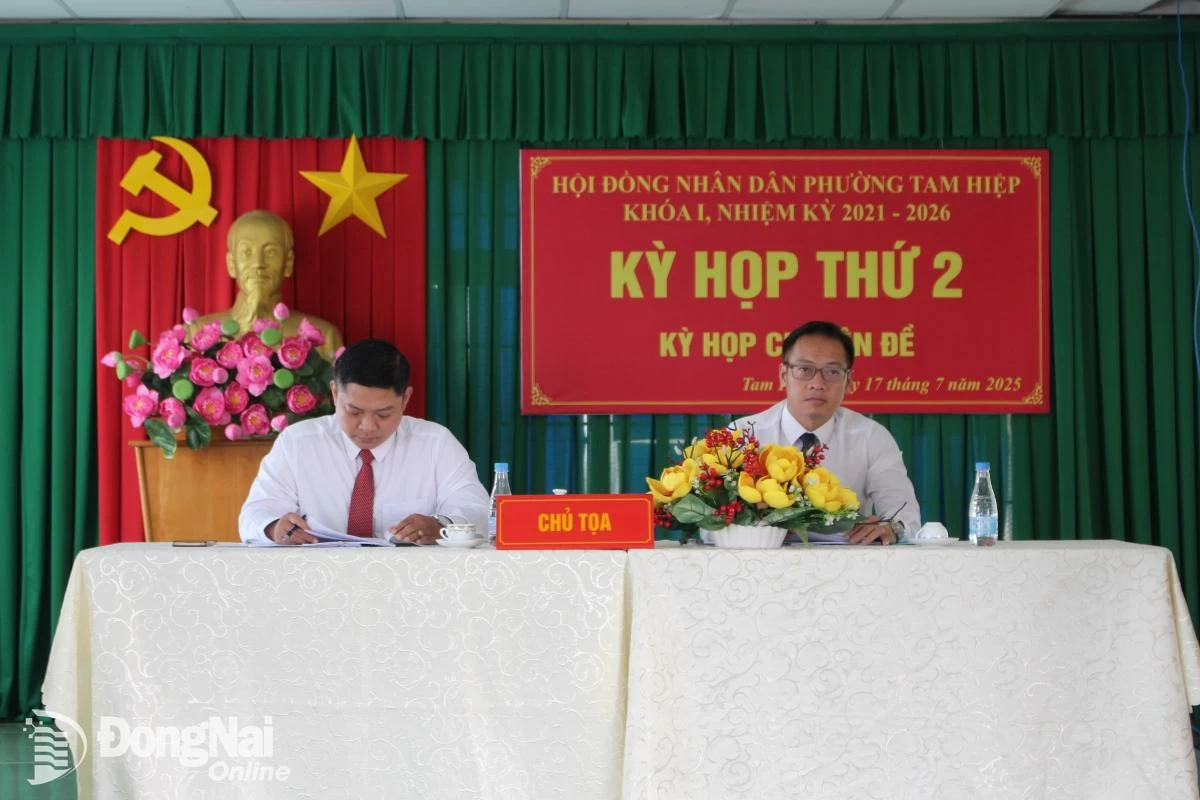 Lãnh đạo HĐND phường Tam Hiệp điều hành kỳ họp. Ảnh H.Thảo