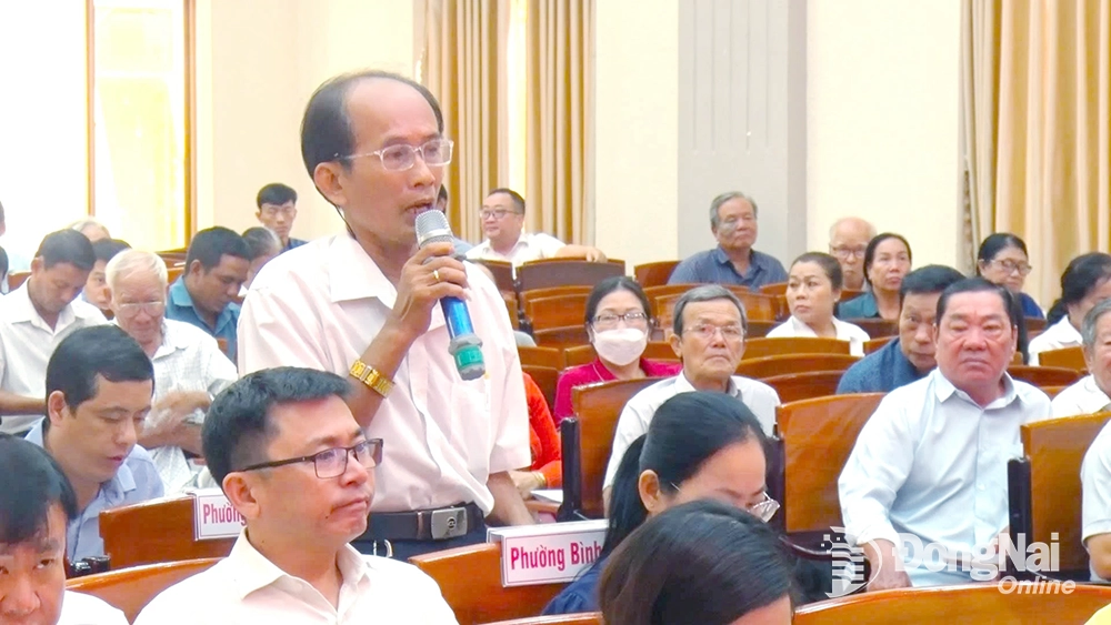 Cử tri phường Bình Lộc phát biểu tại buổi tiếp xúc. Ảnh: D.Lộc