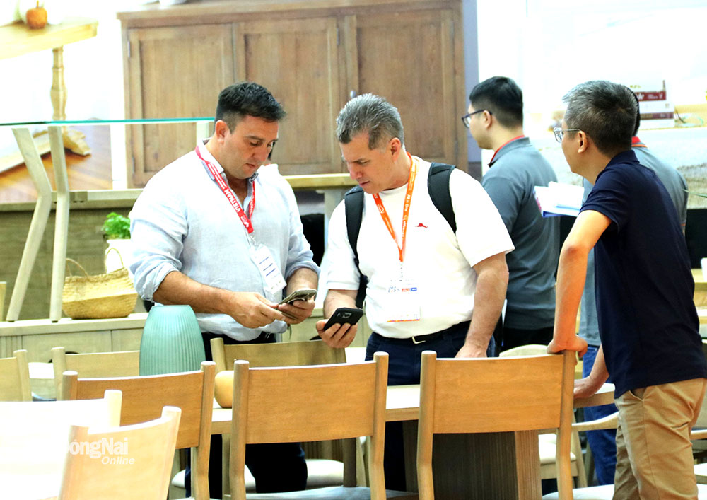 Đồ gỗ nội thất là một trong những mặt hàng Việt Nam xuất khẩu nhiều vào Hoa Kỳ. Ảnh: V.Thế