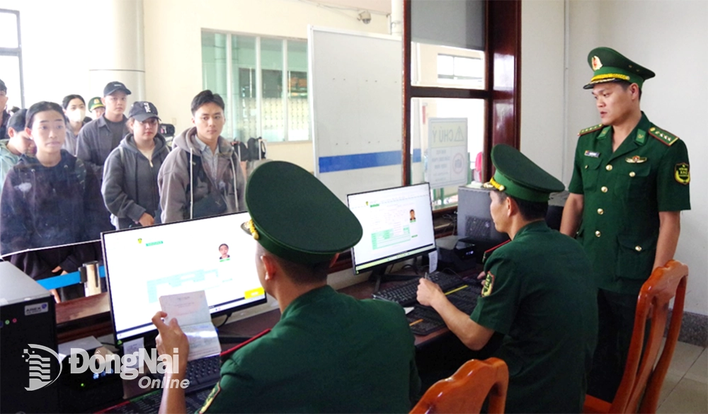 Triển khai các thủ tục biên phòng điện tử tại Cửa khẩu quốc tế Hoa Lư. Ảnh: M.Luận