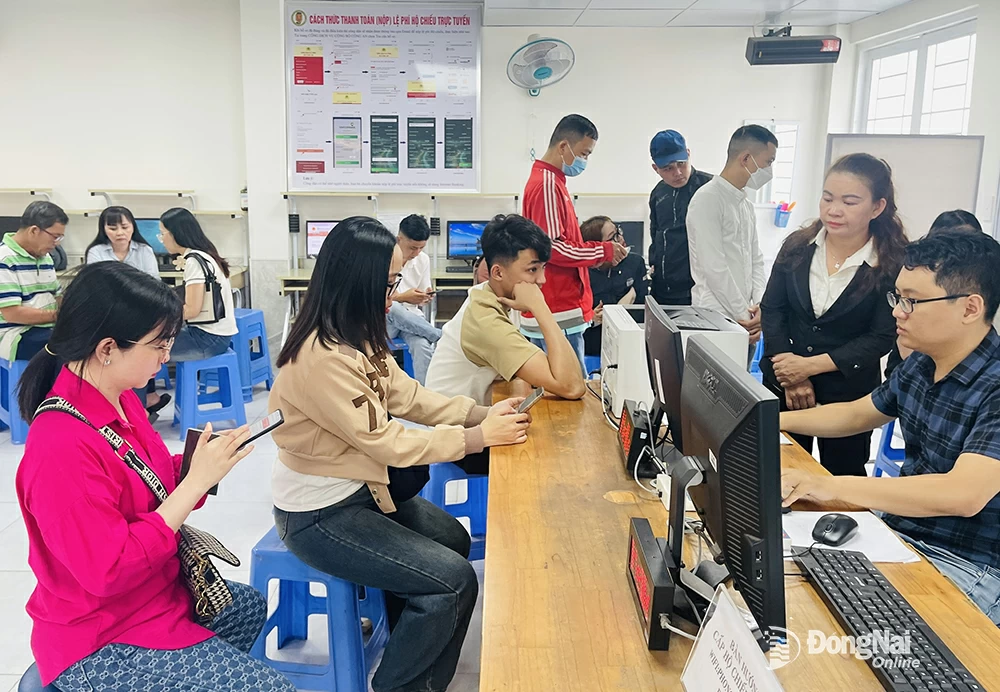 Người dân đăng ký làm hộ chiếu online tại Phòng Quản lý xuất nhập cảnh Công an tỉnh. Ảnh: Tư liệu