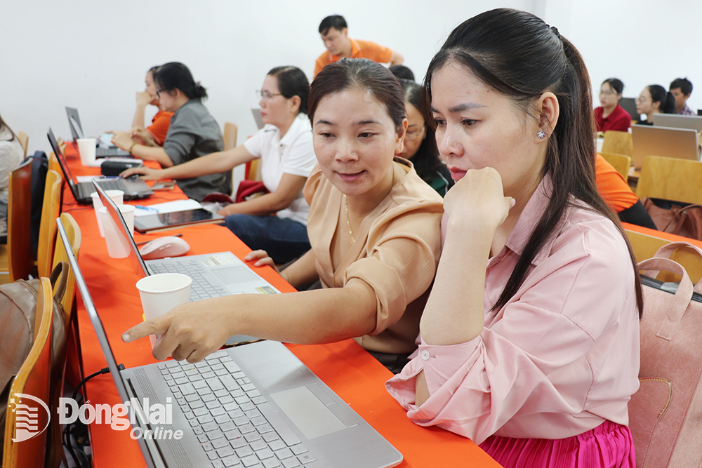 Giáo viên tham gia lớp tập huấn ứng dụng AI trong dạy học do Trường cao đẳng FPT Polytechnic cơ sở Đồng Nai tổ chức. Ảnh: H.Yến
