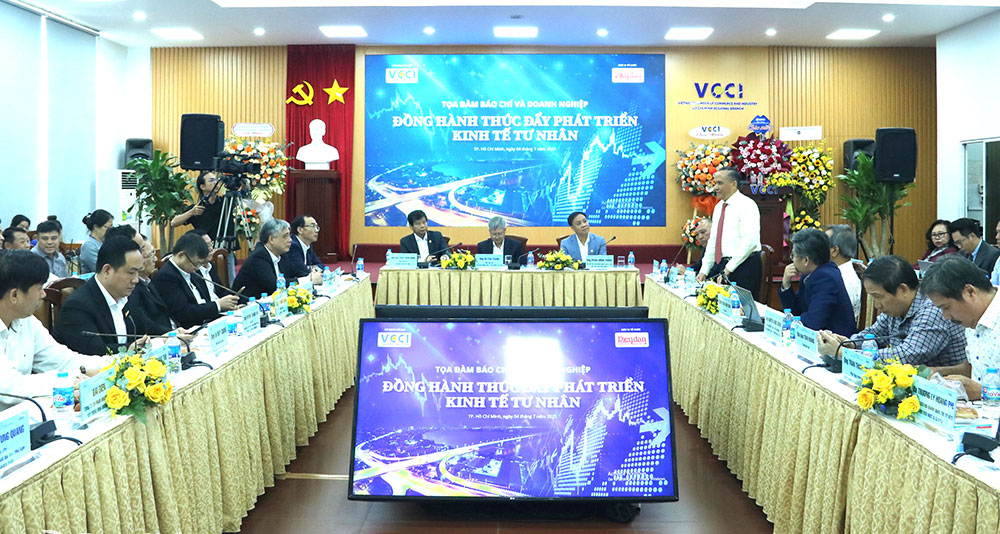 Các đại biểu tham gia tọa đàm Báo chí và doanh nghiệp: Đồng hành thúc đẩy phát triển kinh tế tư nhân. Ảnh: V.Gia