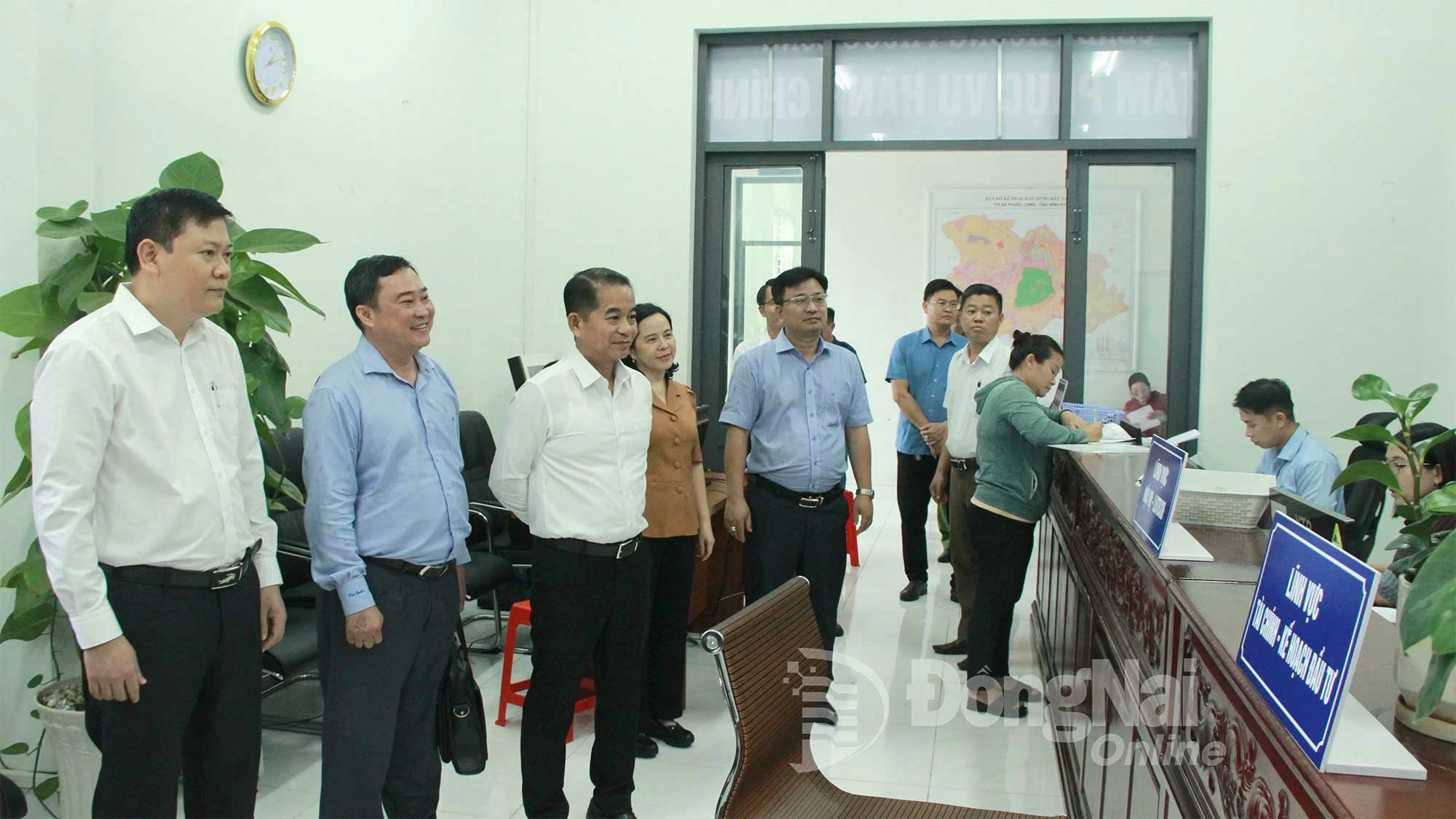 Đồng chí Thái Bảo, Phó bí thư Tỉnh ủy, Trưởng ban Tổ chức Tỉnh ủy, Bí thư Đảng ủy các cơ quan Đảng tỉnh kiểm tra hoạt động tại Trung tâm Phục vụ hành chính công phường Phước Long. Ảnh: Nguyễn Tấn - Như Nam