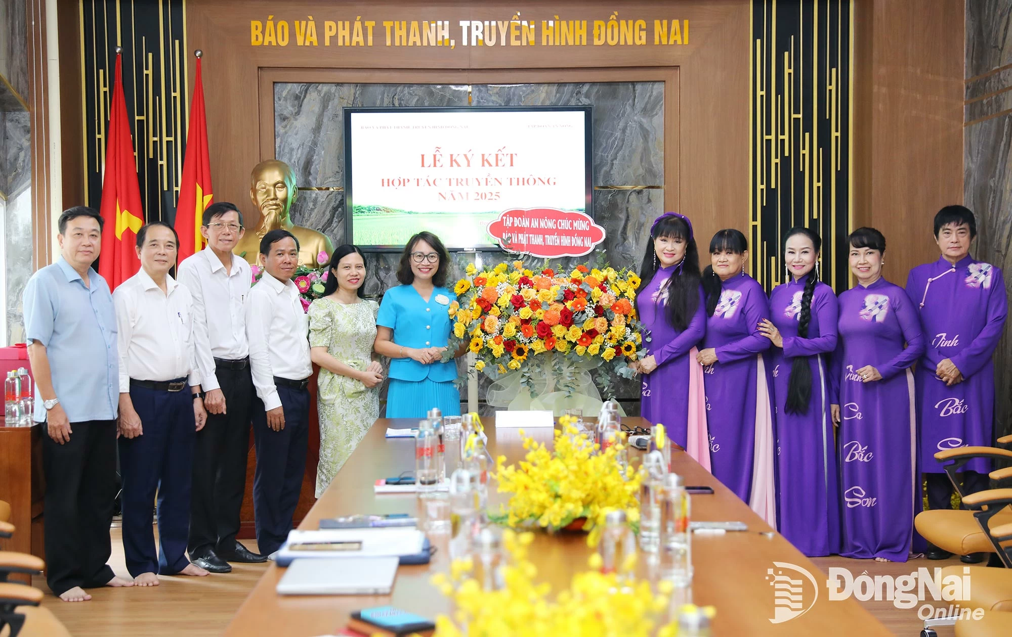 An Nong Group presents flowers to congratulate the leadership of Dong Nai Newspaper and Radio-Television