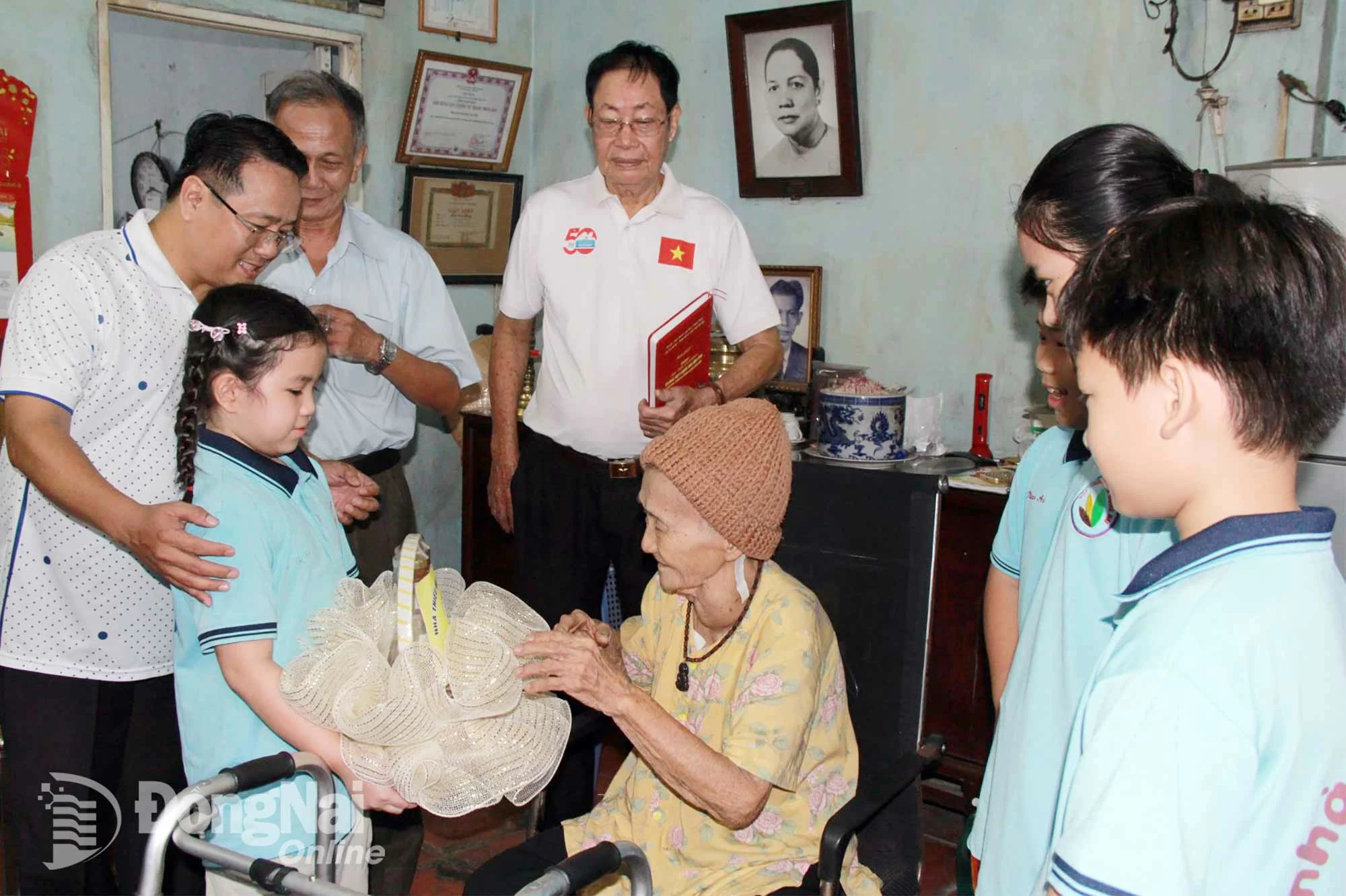 Đoàn thiếu nhi thăm, tặng quà gia đình bà Lưu Thoại Lang, người hoạt động cách mạng sinh sống ở phường Trấn Biên. Ảnh: Nga Sơn
