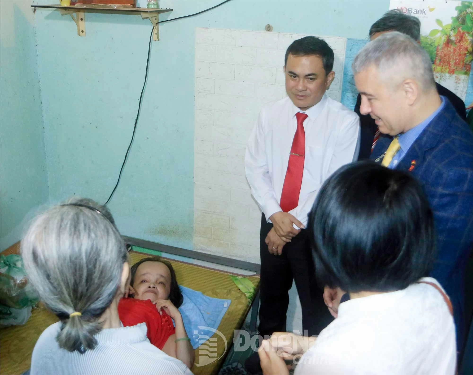 Ambassador Karl Van Den Bossche and Vice Chairman Le Truong Son visit AO victim Mai Yen Phuong and her family in Tran Bien ward.