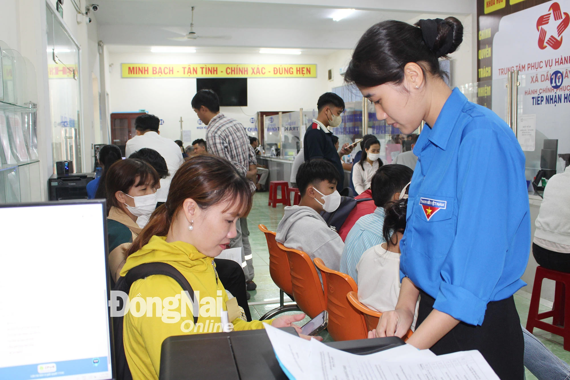 Dau Giay commune staff assisting residents with administrative pDau Giay youth union members guiding residents at the commune’s public service center.
aperwork.