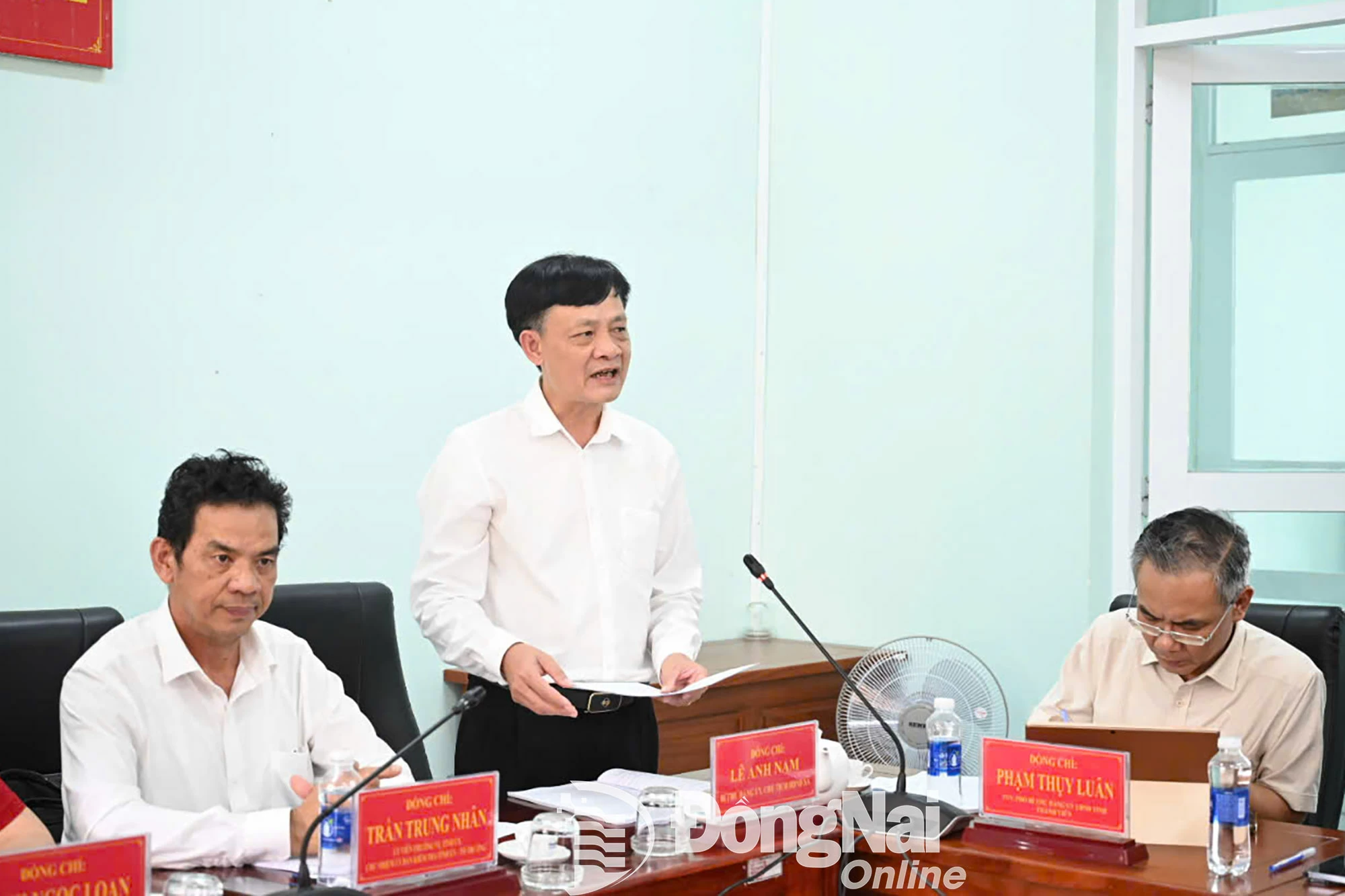 Bí thư Đảng ủy xã Long Hà Lê Anh Nam báo cáo tình hình tổ chức vận hành và hoạt động của hệ thống chính trị, chính quyền địa phương; công tác chuẩn bị đại hội Đảng bộ xã. Ảnh: Lê Thanh Lâm - Phạm Ngọc Thảo