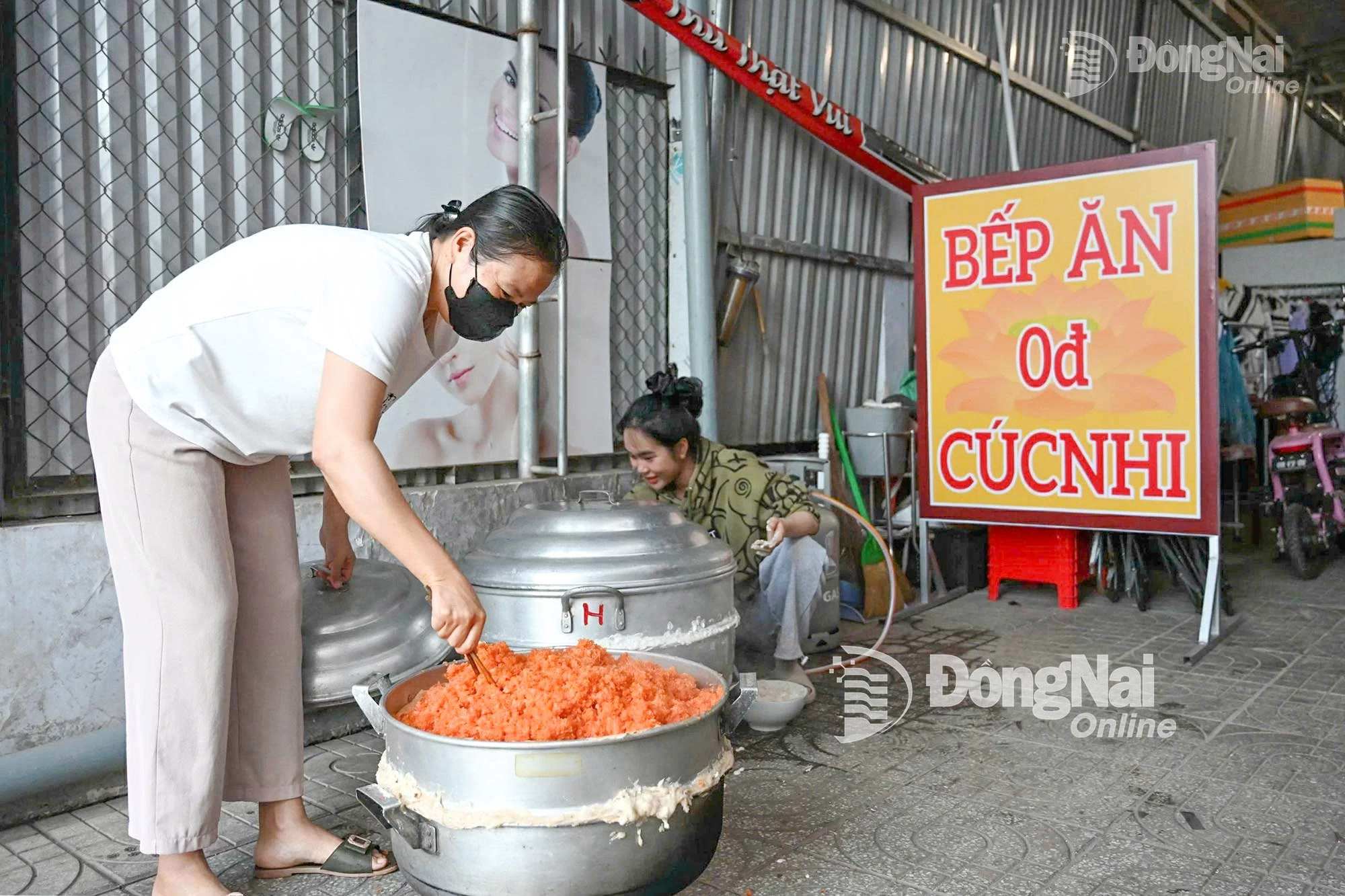 Thành viên “Bếp ăn 0 đồng Cúc Nhi” nấu xôi, trao tặng cho người dân có hoàn cảnh khó khăn tại Chơn Thành. Ảnh: Lê Na
