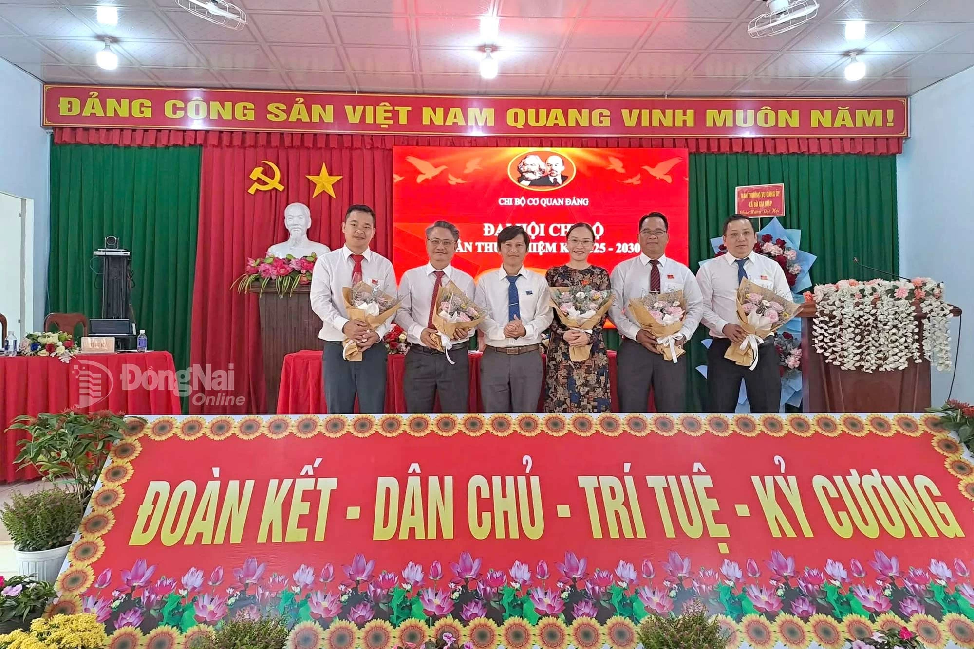 Các đồng chí Chi ủy viên Chi bộ cơ quan Đảng thuộc Đảng bộ xã Bù Gia Mập nhiệm kỳ 2025-2030. Ảnh: ĐVCC
