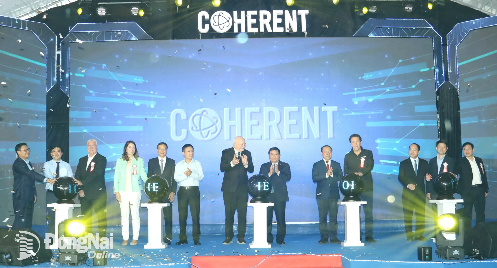Deputy PM Nguyen Chi Dung and delegates cut ribbon to inaugurate Coherent factory at Nhon Trach 1 IP.









