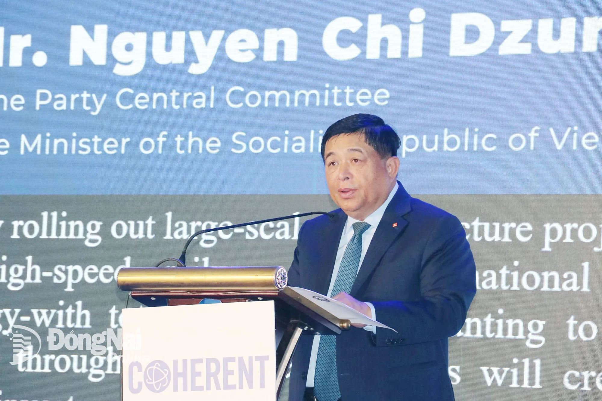 Deputy PM Nguyen Chi Dung speaks at the ceremony