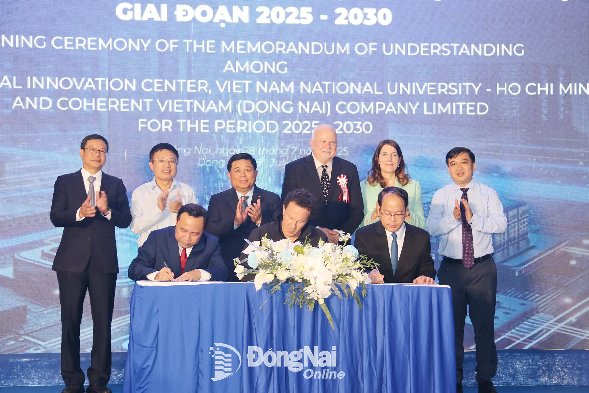 The National Innovation Center and Vietnam National University Ho Chi Minh City sign a memorandum of understanding with Coherent Vietnam Co., Ltd. for the 2025–2030 period.
