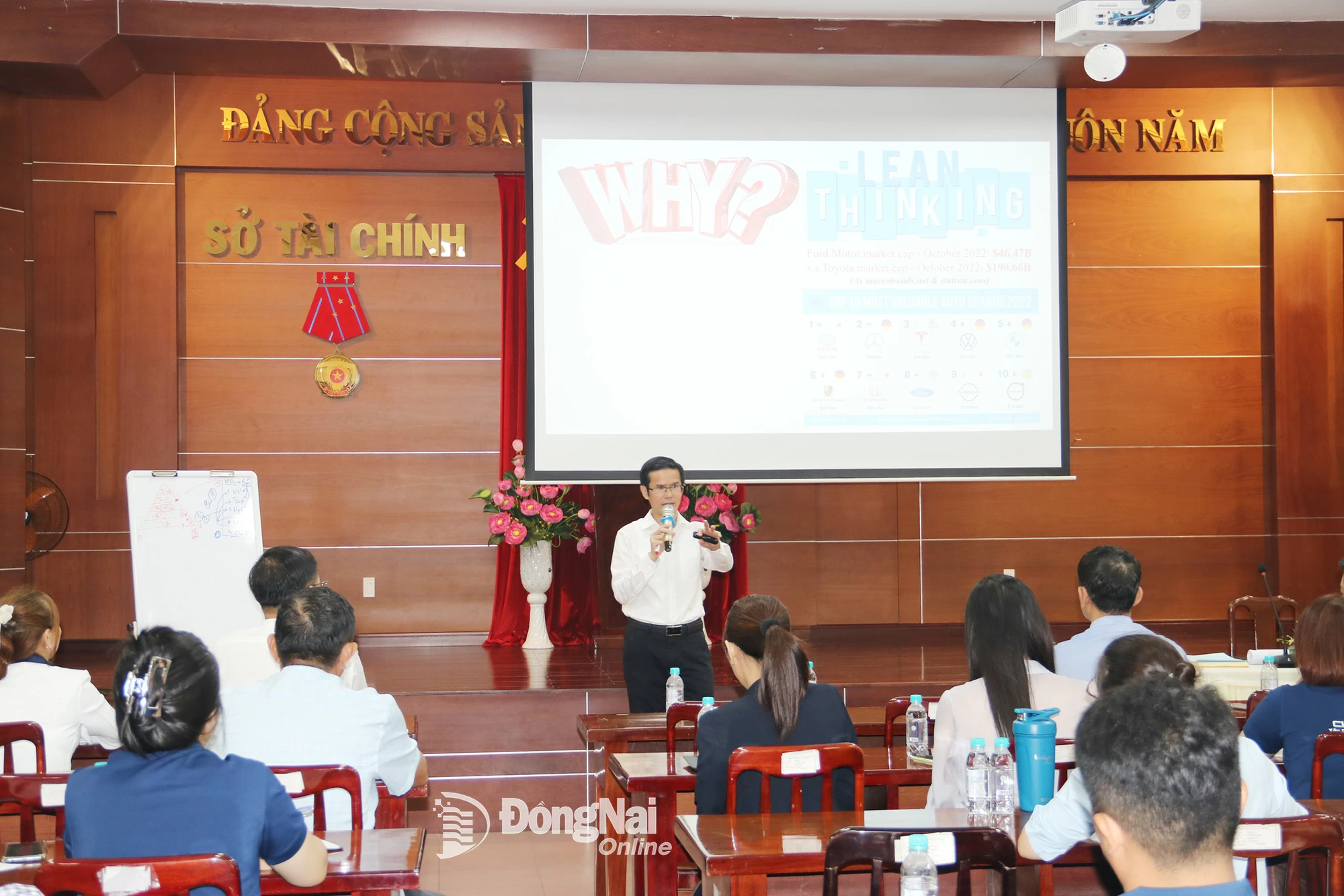 Speaker Huynh Minh Quoc, General Director of ISC Vietnam and Chairman of the Board of Athena I&E Joint Stock Company (Ho Chi Minh City), shares insights with trainees.