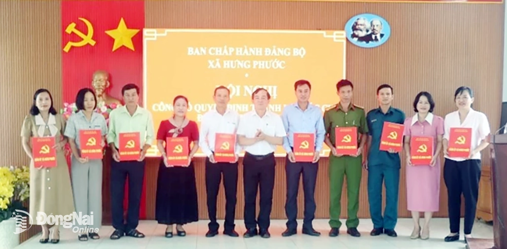 Lãnh đạo Đảng ủy xã Hưng Phước trao quyết định thành lập cho chi bộ, đảng bộ. Ảnh: Đức Dũng