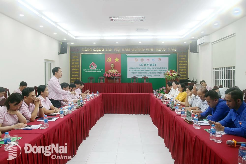 Quyền Giám đốc Ngân hàng Chính sách xã hội chi nhánh Đồng Nai Lê Bá Chuyên phát biểu tại lễ ký kết. Ảnh: Hải Quân