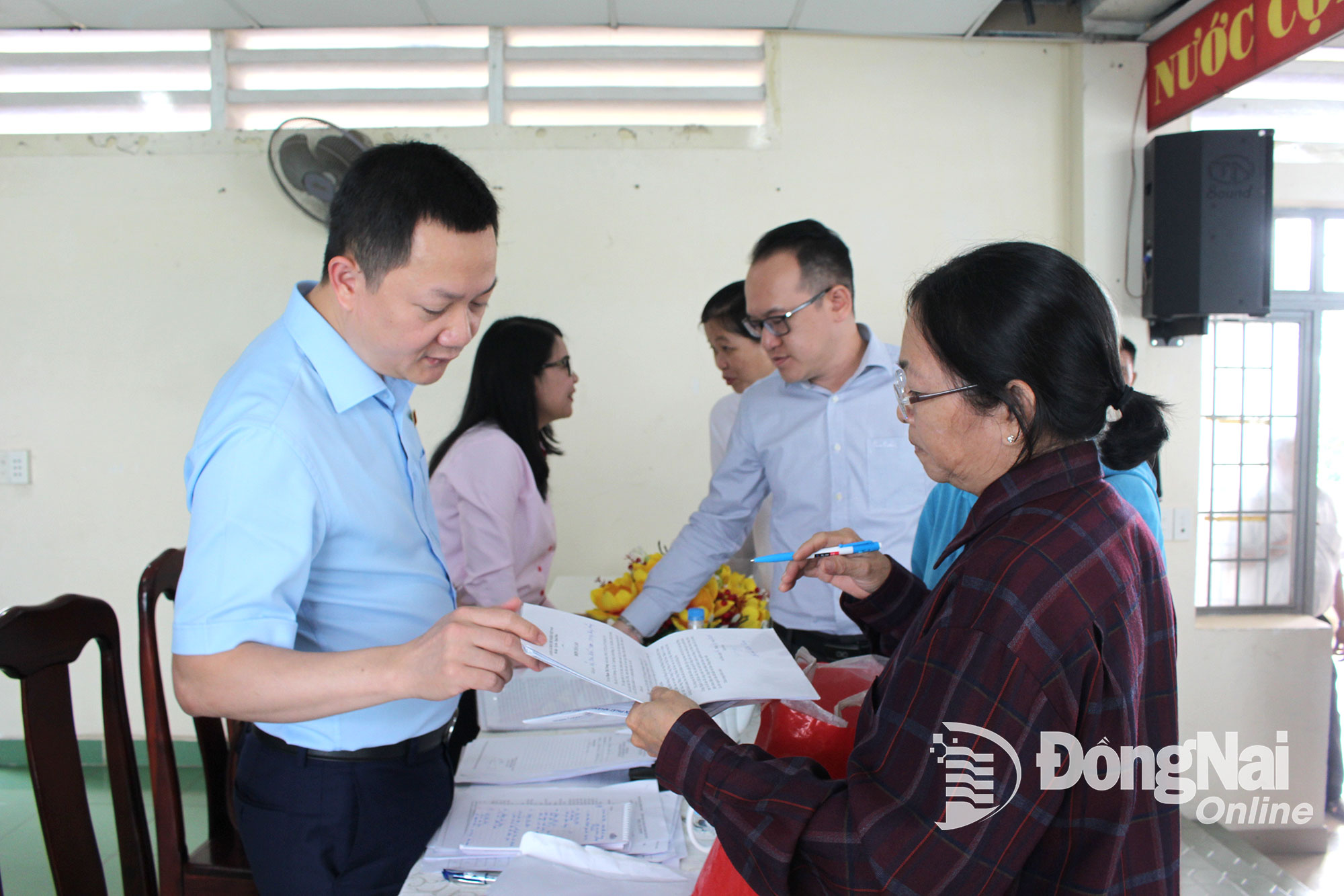 Đại biểu Quốc hội Trịnh Xuân An (hoạt động chuyên trách tại Ủy ban Quốc phòng,  an ninh và đối ngoại của Quốc hội) gặp gỡ, giải đáp các thắc mắc của cử tri bên lề một hội nghị tiếp xúc cử tri sau Kỳ họp thứ 9, Quốc hội khóa XV. Ảnh: H.Thảo