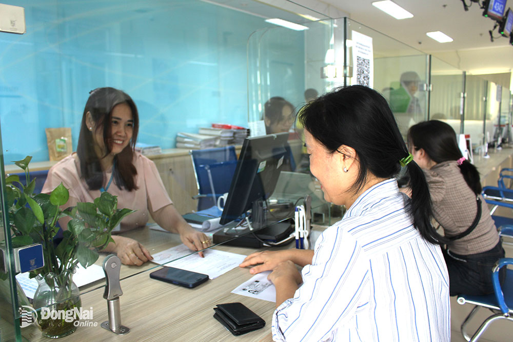 Cán bộ Trung tâm Phục vụ hành chính công tỉnh Đồng Nai hướng dẫn người dân thực hiện thủ tục hành chính. Ảnh: H.Thảo