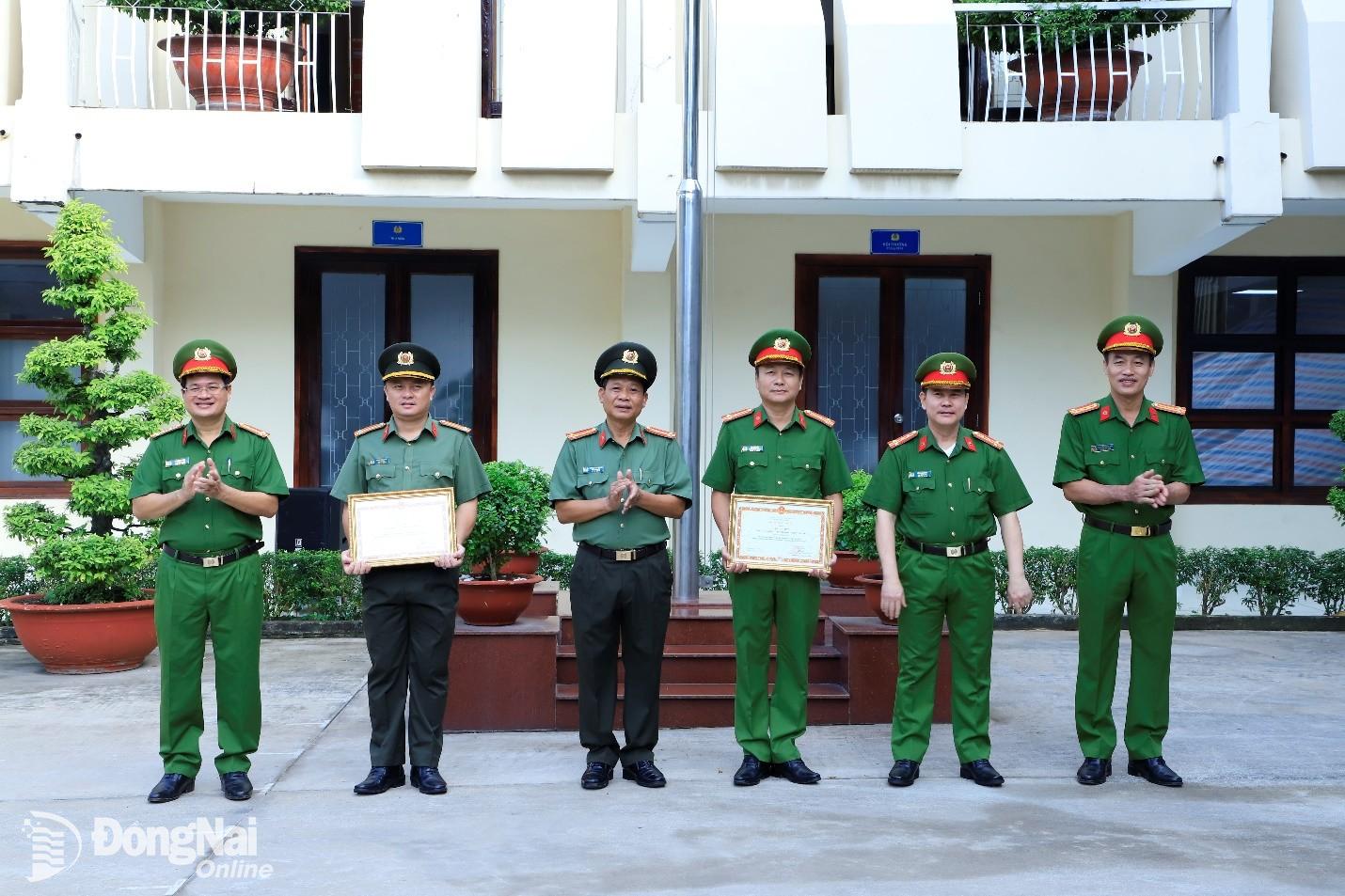 Lãnh đạo Công an tỉnh trao thưởng của Bộ Công an cho đại diện các tập thể. Ảnh: Công an tỉnh