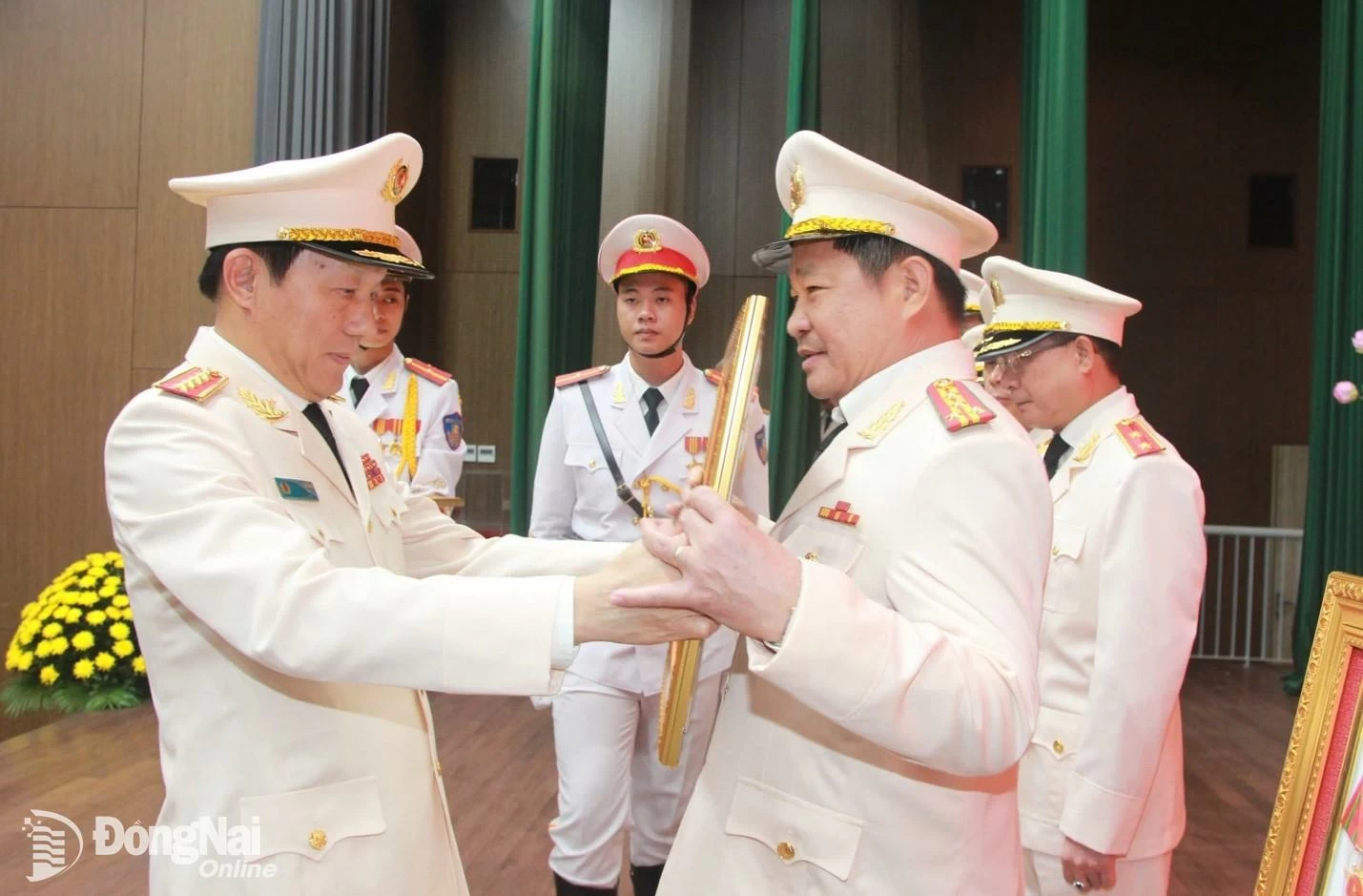 Thừa ủy quyền của Chủ tịch nước, Đại tướng Lương Tam Quang, Bộ trưởng Bộ Công an trao Huân chương Chiến công hạng Ba cho đại tá Lâm Văn Long, Phó Giám đốc Công an tỉnh. Ảnh: Công an tỉnh