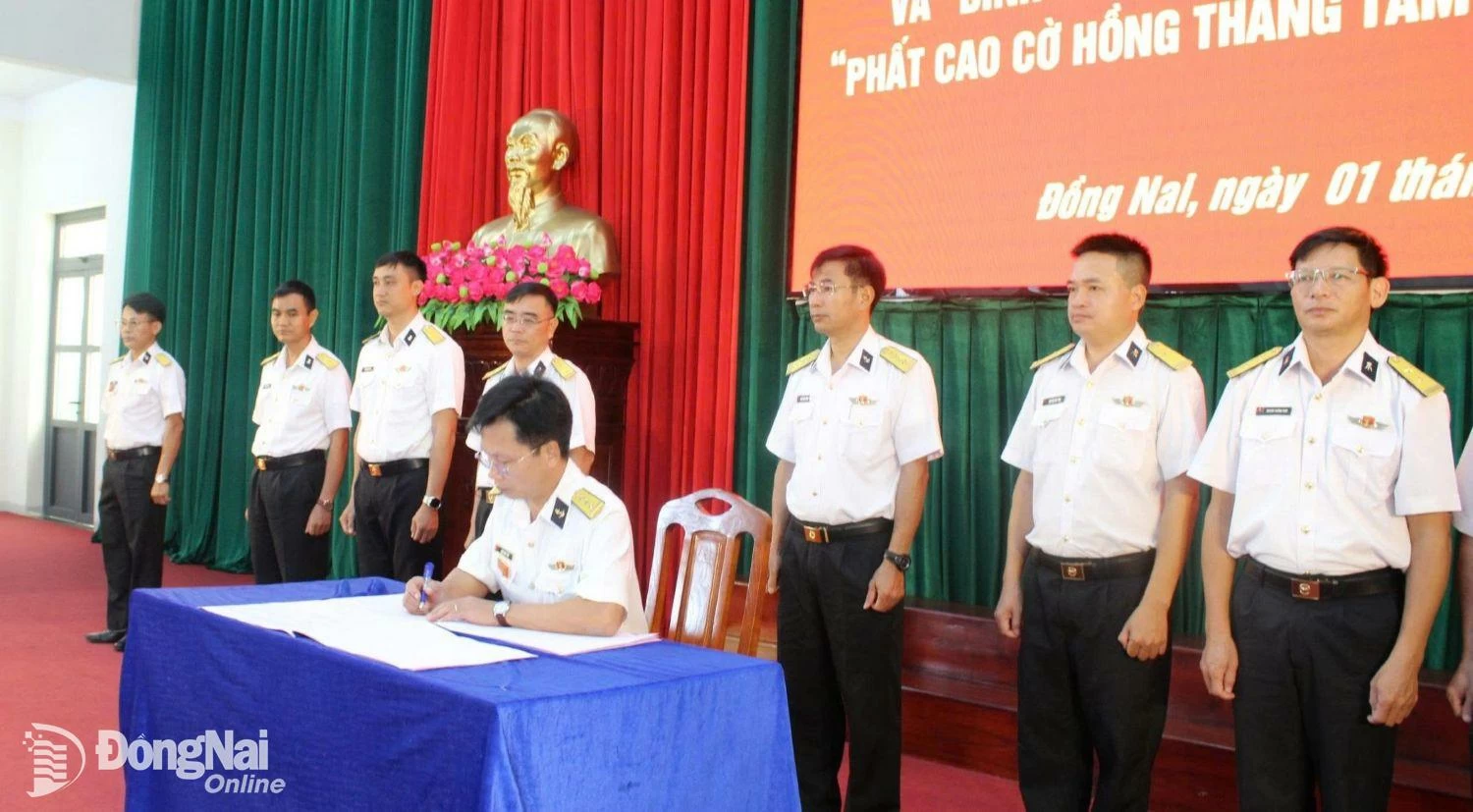 Các đầu mối trung tâm ký giao ước quyết tâm thực hiện thắng lợi đợt thi đua cao điểm. Ảnh: Tấn Sang