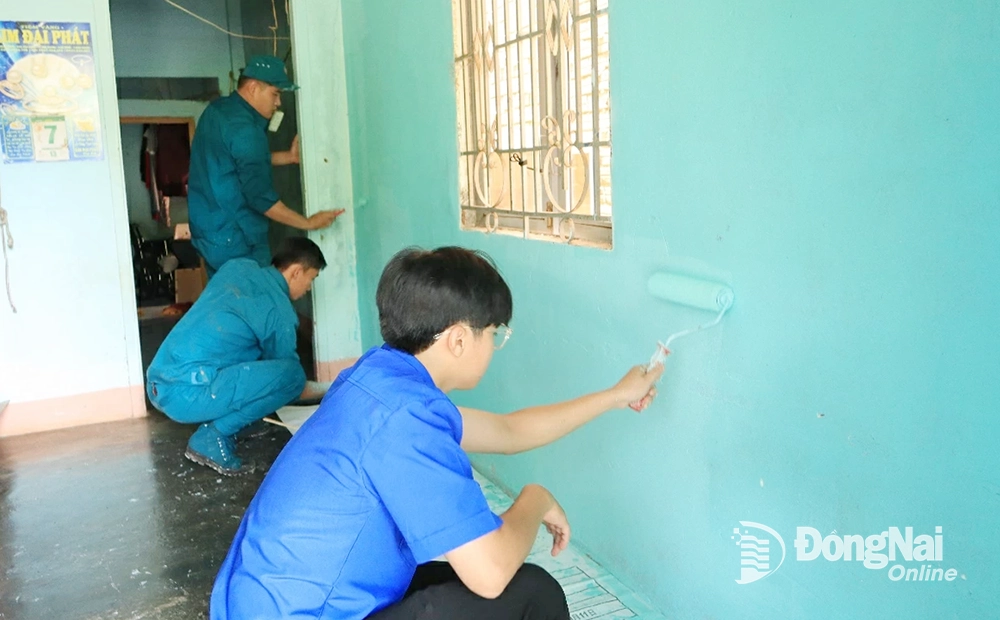 Sơn, sửa chữa nhà ở cho các hộ dân có hoàn cảnh khó khăn. Ảnh: Xuân Túc - Như Nam