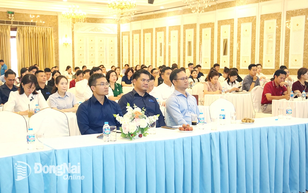 Các doanh nhân, đại diện các doanh nghiệp tham gia talk show. Ảnh: Vương Thế