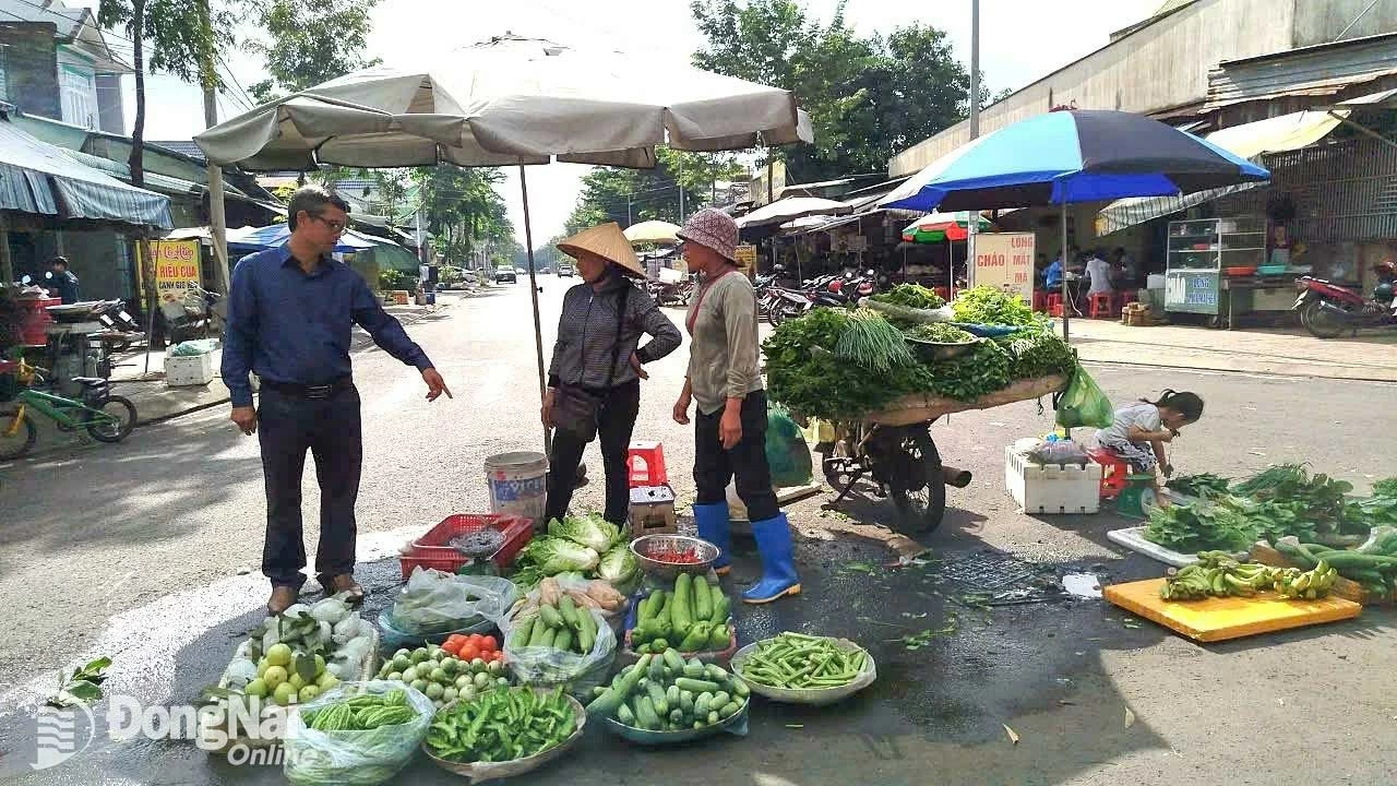 Trước ngày 16-7, sáng sớm và chiều tối, các tiểu thương bày bán la liệt trên vỉa hè, lòng đường gây mất mỹ quan đô thị, tiềm ẩn nguy cơ tai nạn giao thông. Ảnh: Quang Minh