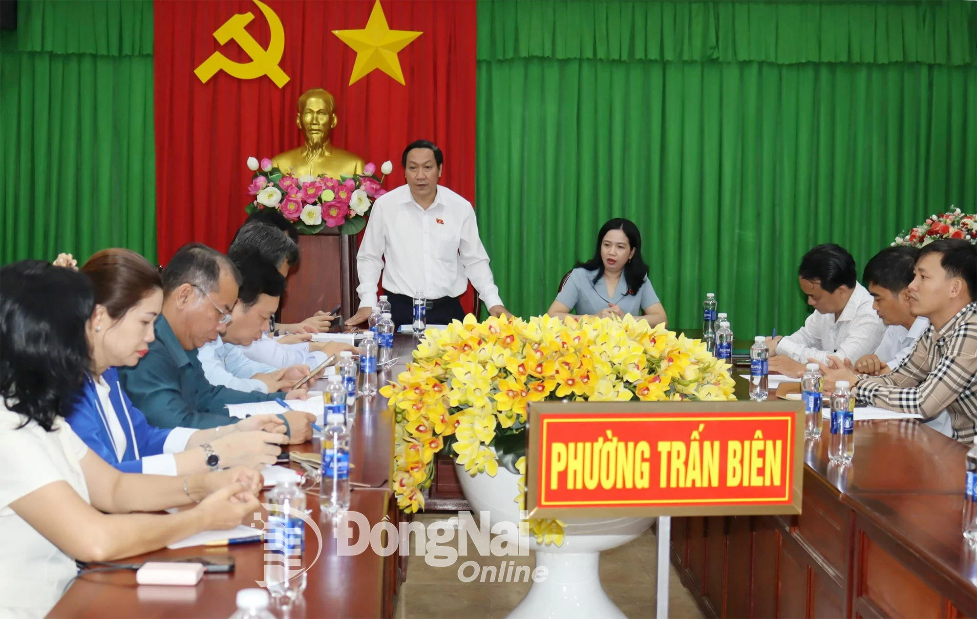 Tỉnh ủy viên, Phó trưởng đoàn chuyên trách Đoàn Đại biểu Quốc hội tỉnh Bùi Xuân Thống phát biểu tại buổi làm việc với UBND phường Trấn Biên. Ảnh: Hoàng Lộc