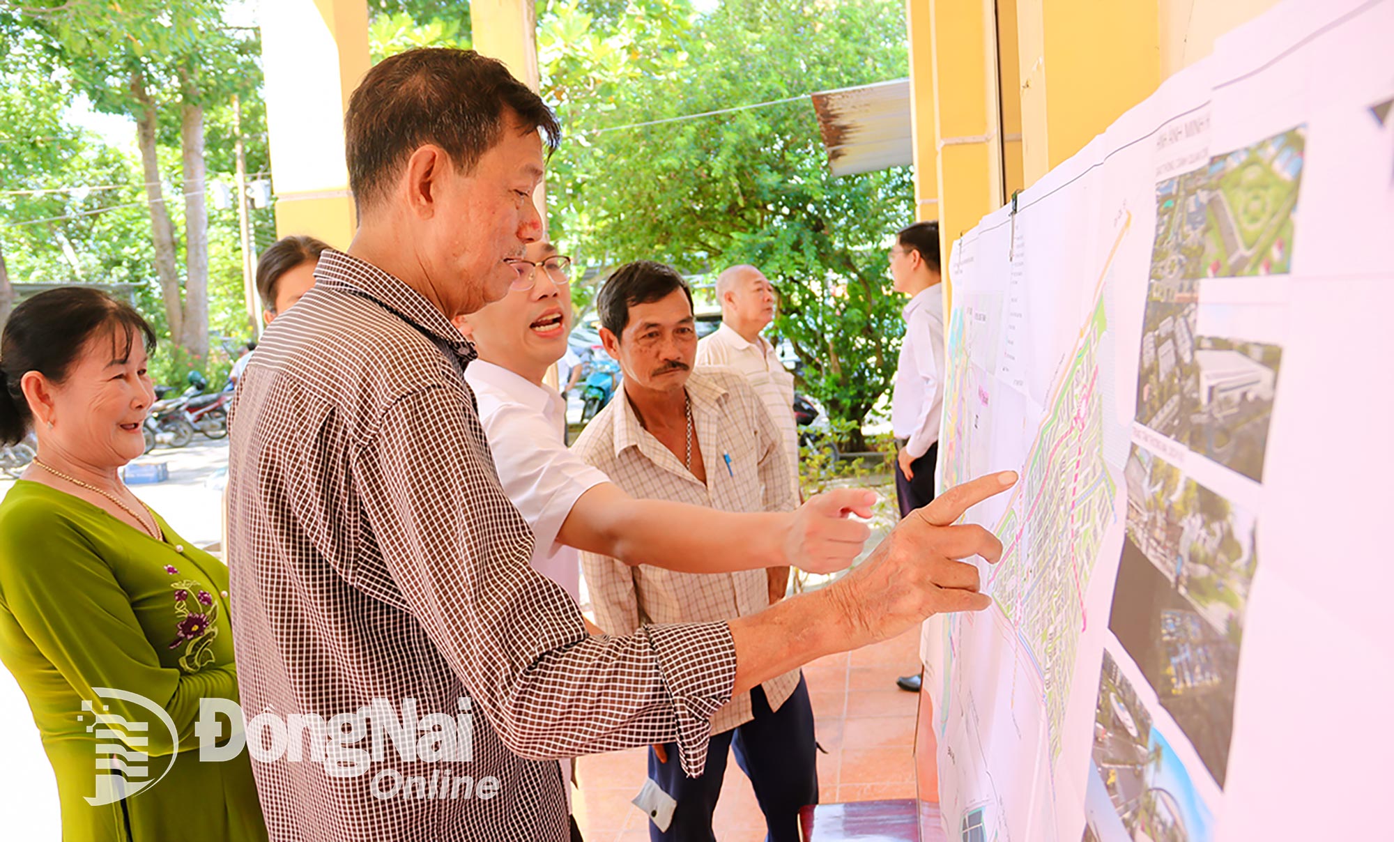 Người dân xem quy hoạch Khu công nghiệp Phước An, được định hướng phát triển theo mô hình khu công nghiệp xanh, sinh thái. Ảnh:  Văn Gia