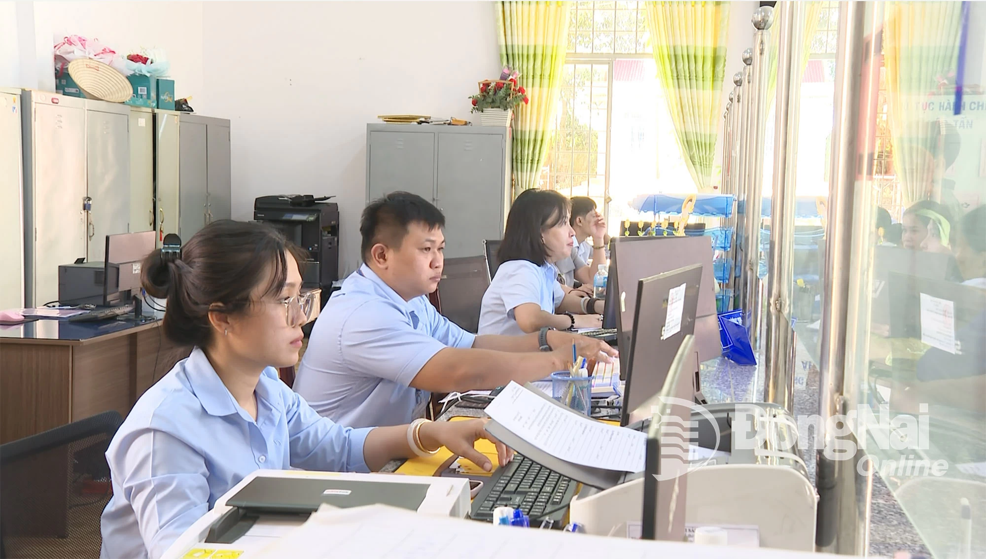Các công chức, nhân viên của Trung tâm Phục vụ hành chính công xã Lộc Tấn luôn sẵn sàng hỗ trợ, giúp đỡ người dân.