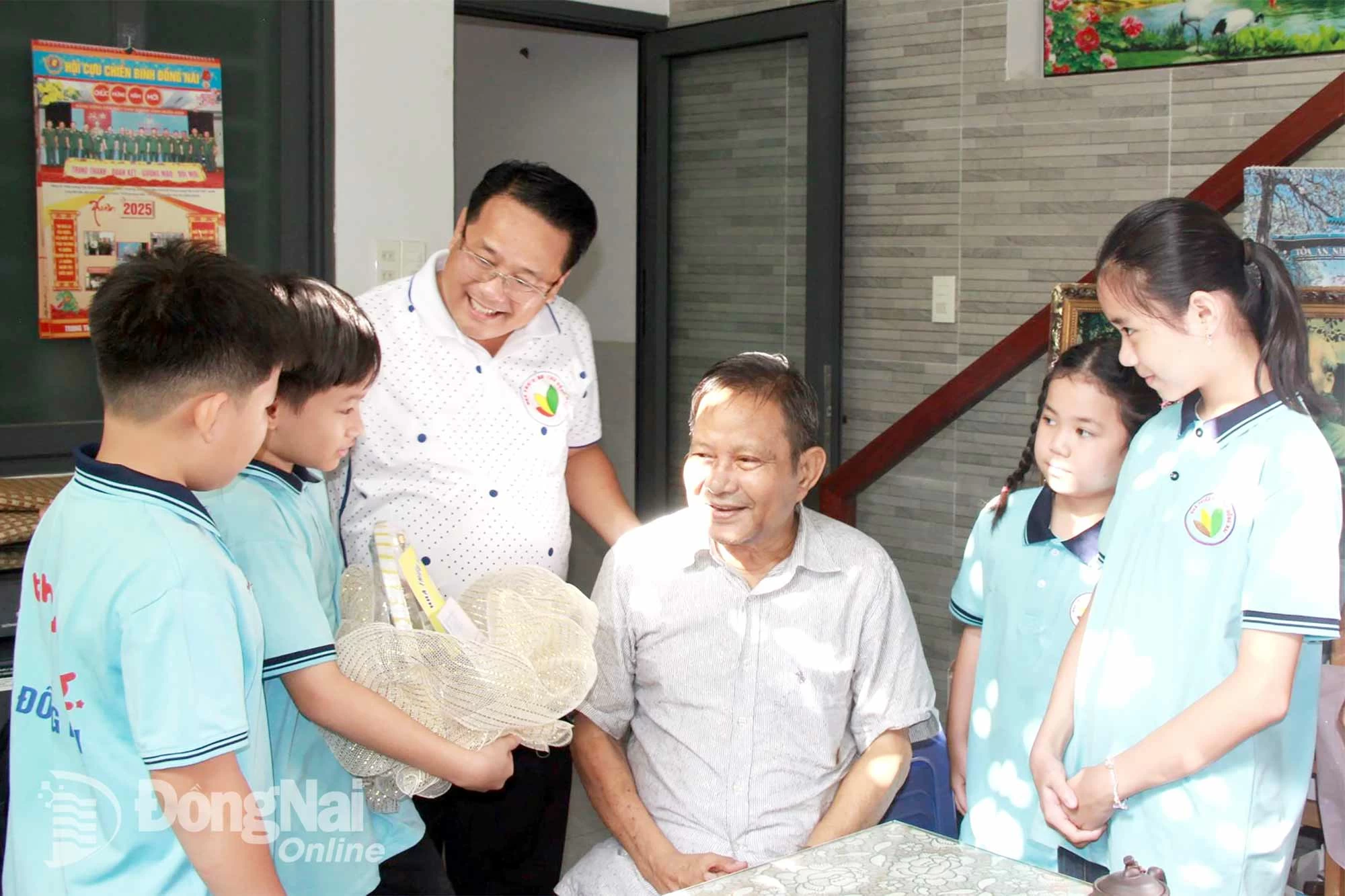 Đoàn thiếu nhi thăm, tặng quà gia đình thương binh Triệu Thành Long, ở phường Trấn Biên. Ảnh: Nga Sơn
